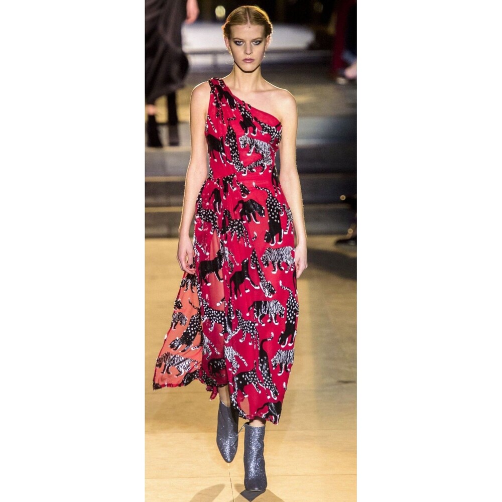 RUNWAY. Carolina Herrera one shoulder Long Dress Size: 0